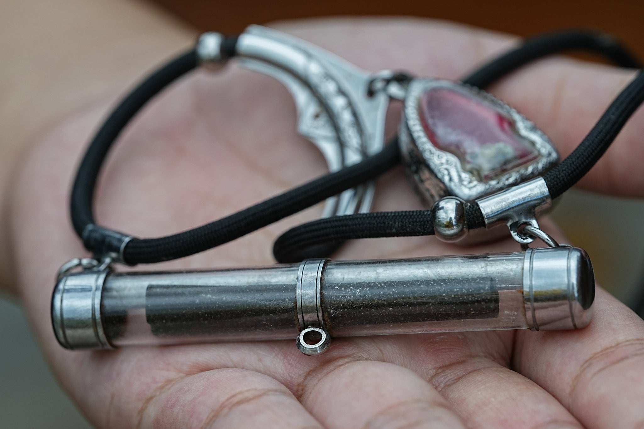 Man holding a takrut and buddha amulet in his palm